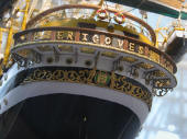 Vista di poppa che evidenzia l'ampia balconata supportata da capitelli in ottone con il nome della nave