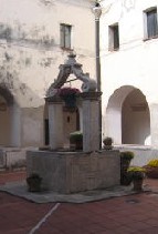 convento - chiostro interno, il pozzo in pietra