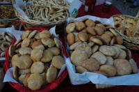 dolci tipici - scaldatelli, biscotti, pasta di mandorle