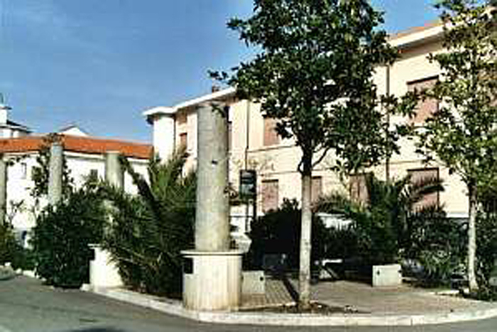 Piazza S. Francesco - le colonne